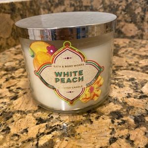 Bath and body works candle white peach 🍑
